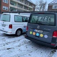Fahrzeug des NDR neben einem Fahrzeug von OT-Kiel