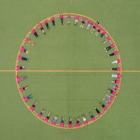 Teilnehmende des SportPro 2024 liegen in einem Kreis